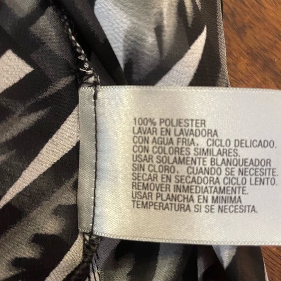 NWT Worthington Woman’s black and white abstract cap sleeve blouse size PL - Picture 8 of 8